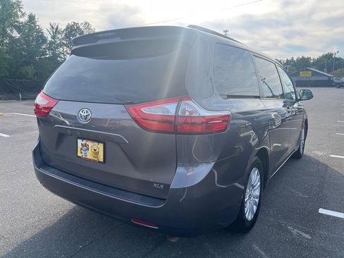 Used 2015 Toyota Sienna XLE FWD image 4