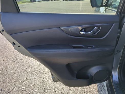 Used 2018 Nissan Rogue SV w/ Premium Package FWD image 27