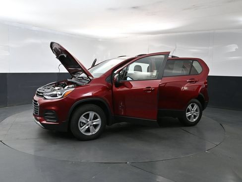Used 2022 Chevrolet Trax LT w/ LT Convenience Package AWD/4WD image 27