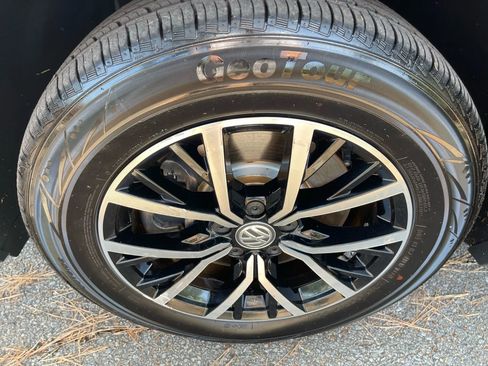 Used 2021 Volkswagen Tiguan SE image 9