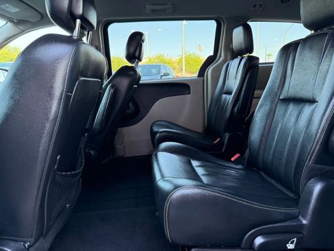 Used 2016 Chrysler Town & Country Touring FWD image 42