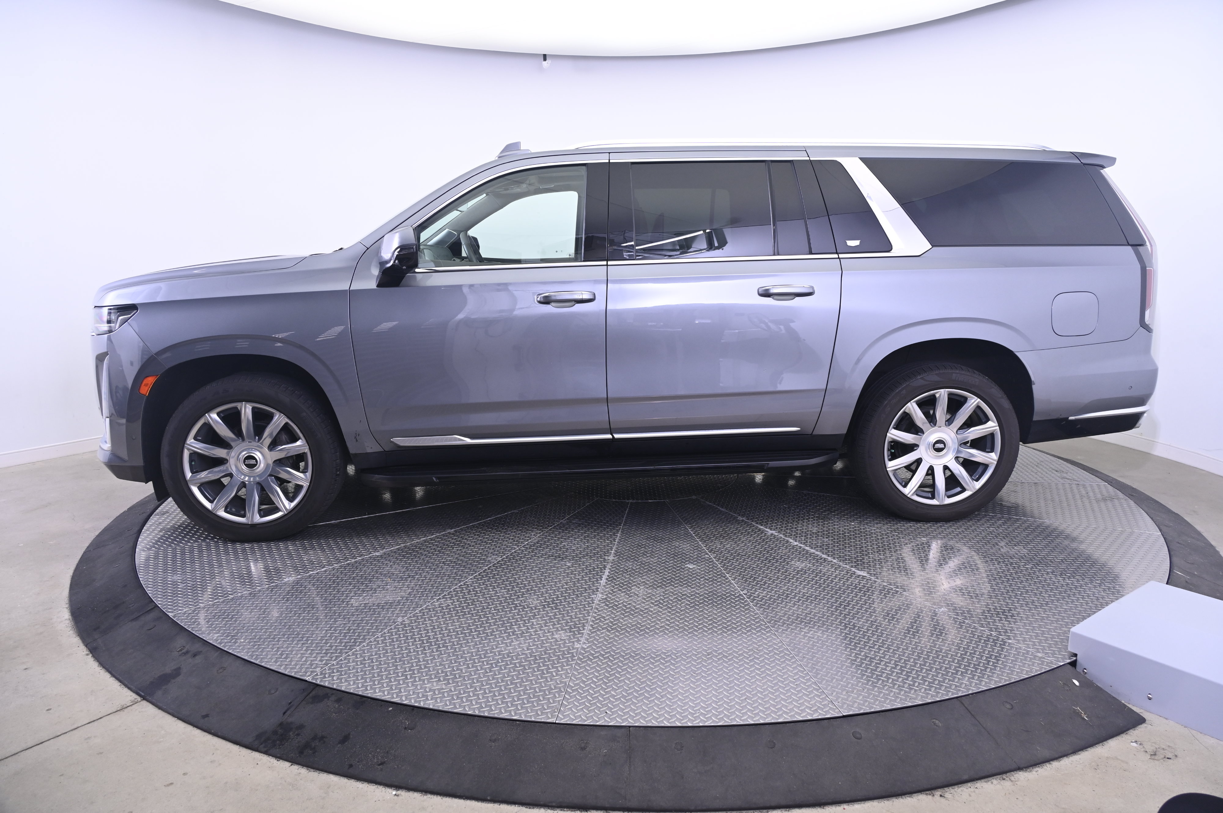 Used 2022 Cadillac Escalade ESV Premium Luxury Platinum AWD/4WD image 2