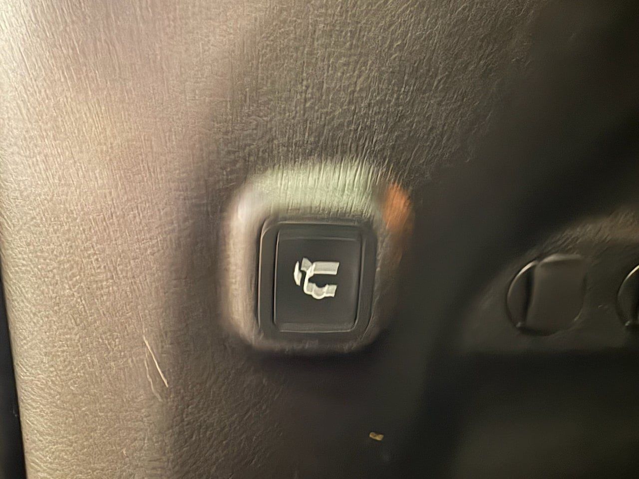 Used 2022 Jeep Cherokee Limited w/ Mopar Interior Package AWD/4WD image 10