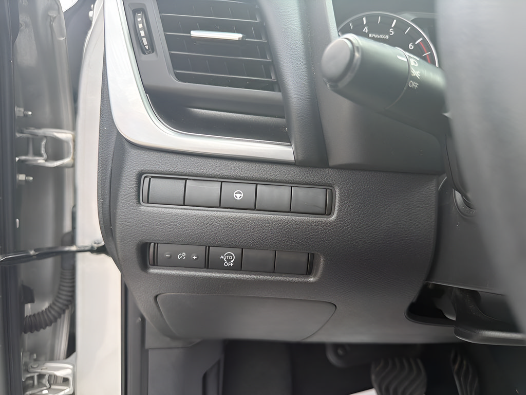 Used 2023 Nissan Rogue SV FWD image 34