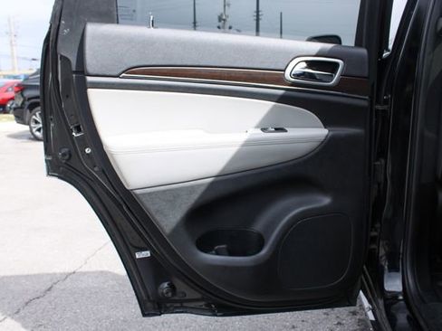 Used 2018 Jeep Grand Cherokee Limited image 31