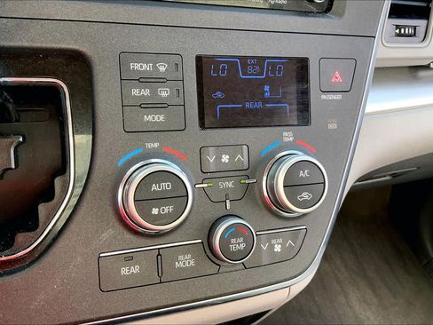 Used 2018 Toyota Sienna LE FWD image 32