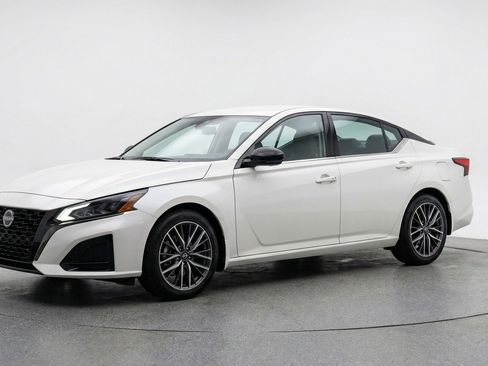 Used 2025 Nissan Altima 2.5 SV FWD image 3