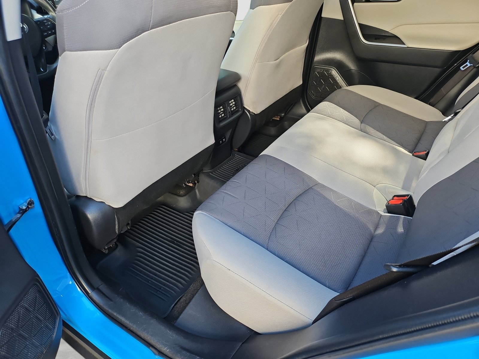 Used 2019 Toyota RAV4 XLE w/ Convenience Package FWD image 31