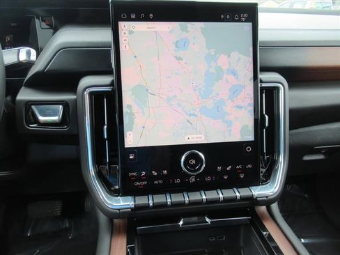 Used 2025 GMC Yukon XL Denali AWD/4WD image 26