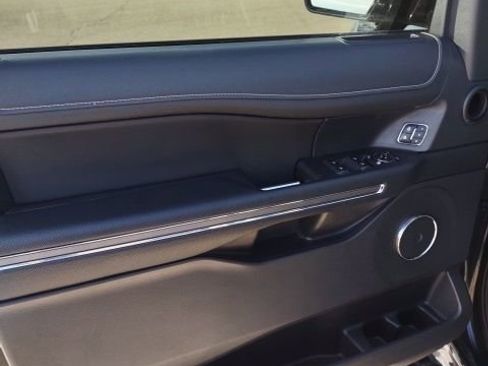 Used 2023 Ford Expedition XLT image 10