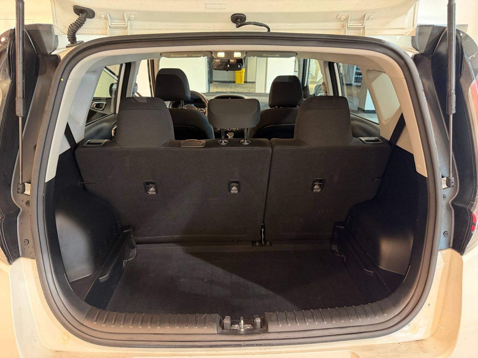 Used 2025 Kia Soul LX w/ LX Technology Package FWD image 29