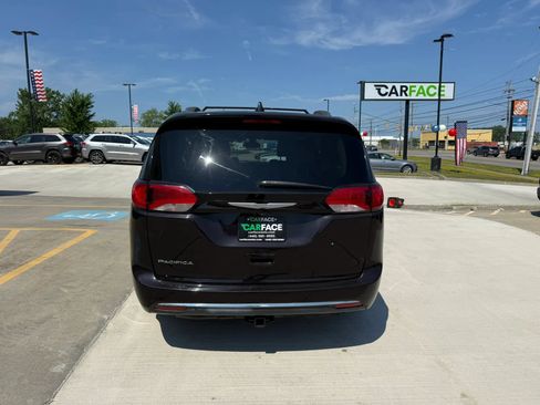 Used 2017 Chrysler Pacifica Touring-L Plus FWD image 10
