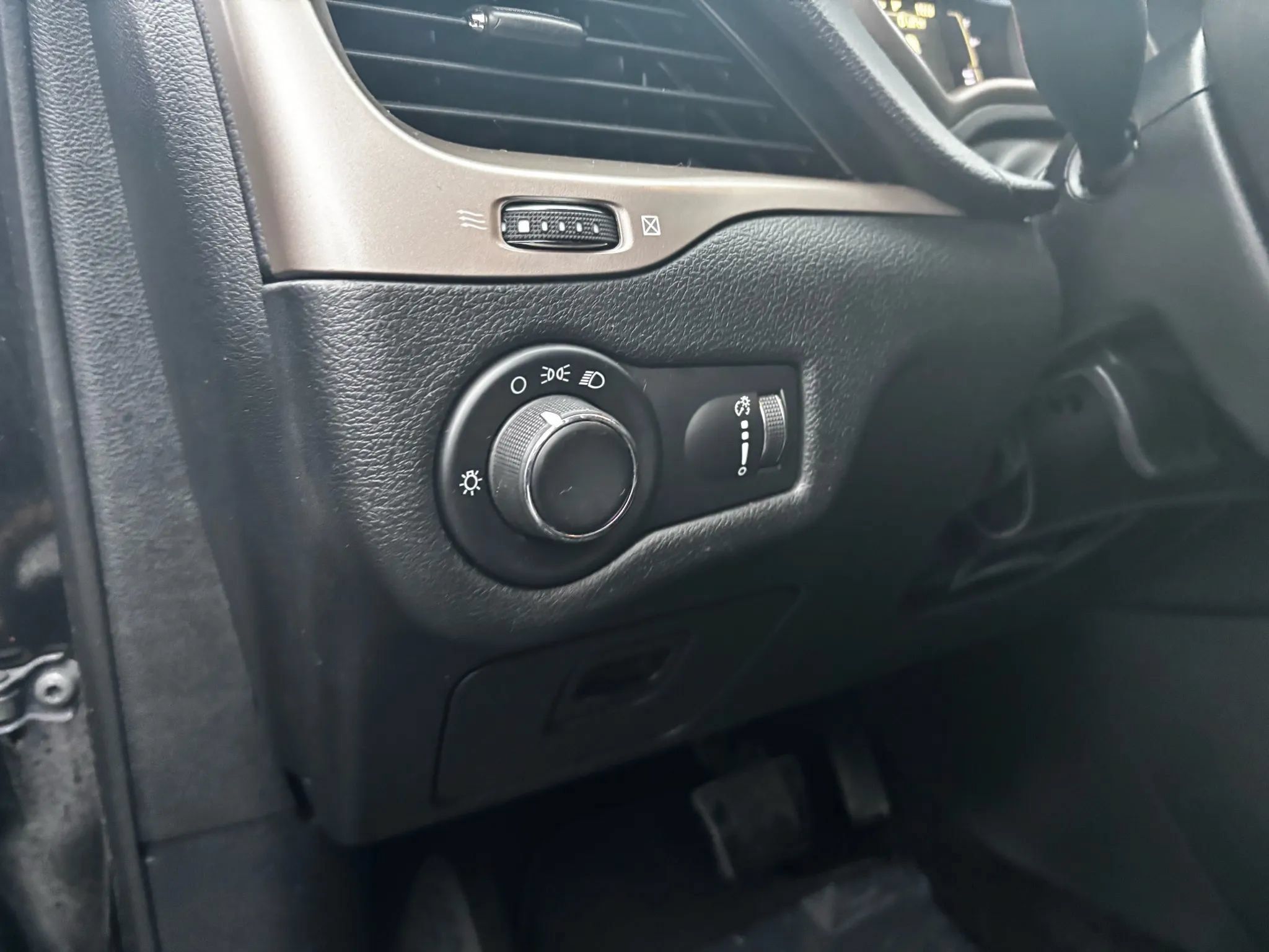 Used 2017 Jeep Cherokee Sport AWD/4WD image 11