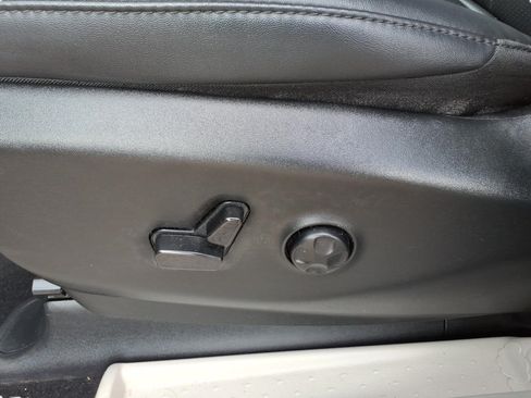 Used 2024 Chrysler Pacifica Limited FWD image 16