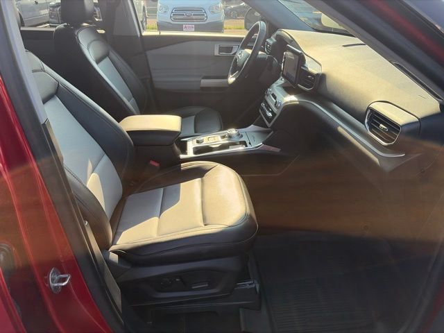 Used 2024 Ford Explorer XLT w/ Equipment Group 202A AWD/4WD image 33