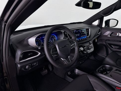 New 2026 Chrysler Pacifica Select image 9