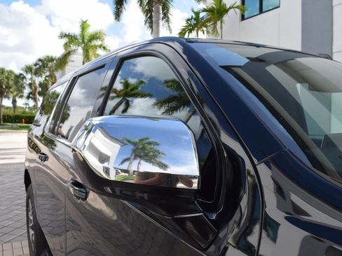 Used 2022 Chevrolet Suburban LT RWD image 30