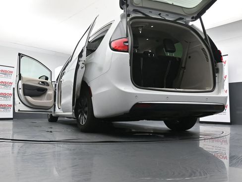 Used 2024 Chrysler Pacifica Limited FWD image 30