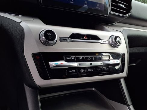 Used 2023 Ford Explorer XLT image 19