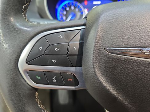 Used 2023 Chrysler Pacifica Touring-L FWD image 14