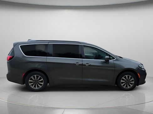 Used 2021 Chrysler Pacifica Touring-L FWD image 9