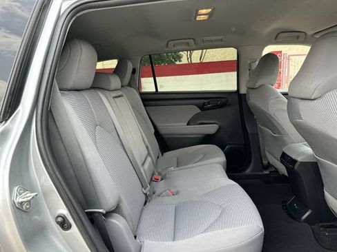 Used 2020 Toyota Highlander LE AWD/4WD image 33