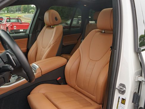 Used 2022 BMW X5 xDrive40i w/ M Sport Package AWD/4WD image 12