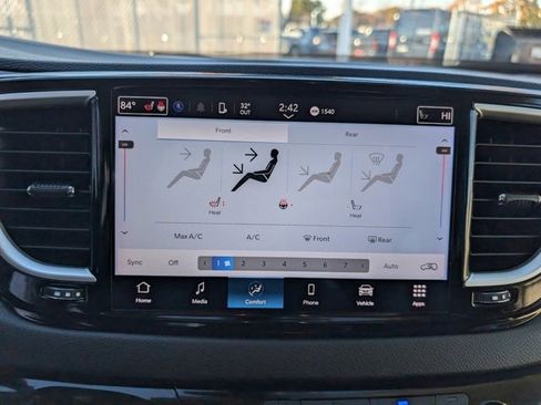 Used 2024 Chrysler Pacifica Touring-L image 4