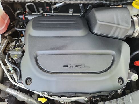 Used 2023 Chrysler Pacifica Touring-L FWD image 17