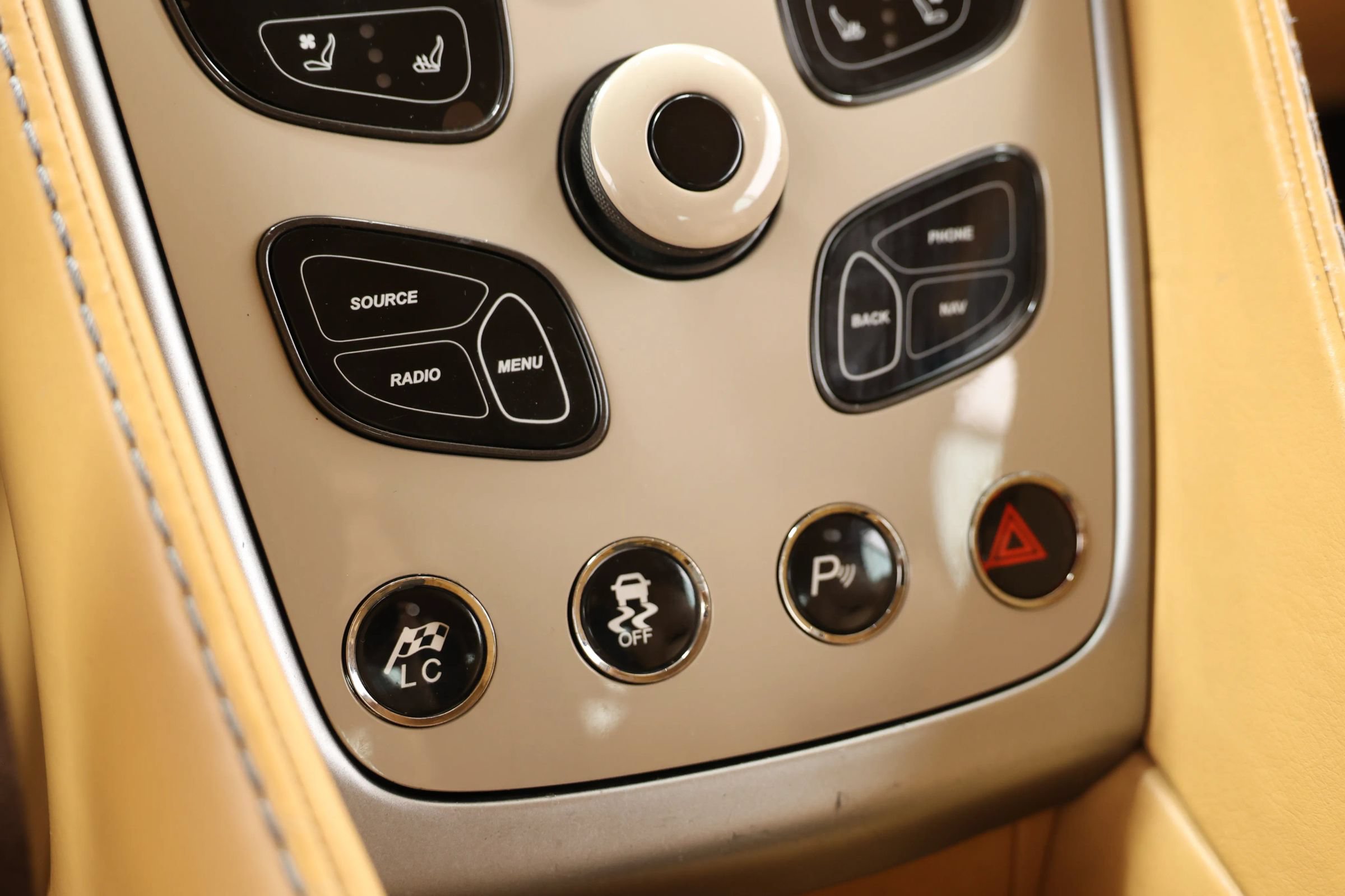 Used 2015 Aston Martin Vanquish Volante RWD image 34