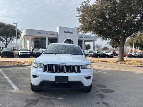Used 2019 Jeep Grand Cherokee Laredo image 2