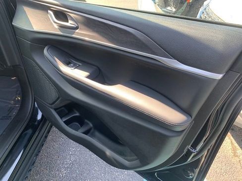 Used 2023 Jeep Grand Cherokee Limited w/ Black Appearance Package AWD/4WD image 13