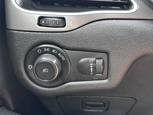Used 2019 Jeep Cherokee Latitude w/ Popular Appearance Group FWD image 18