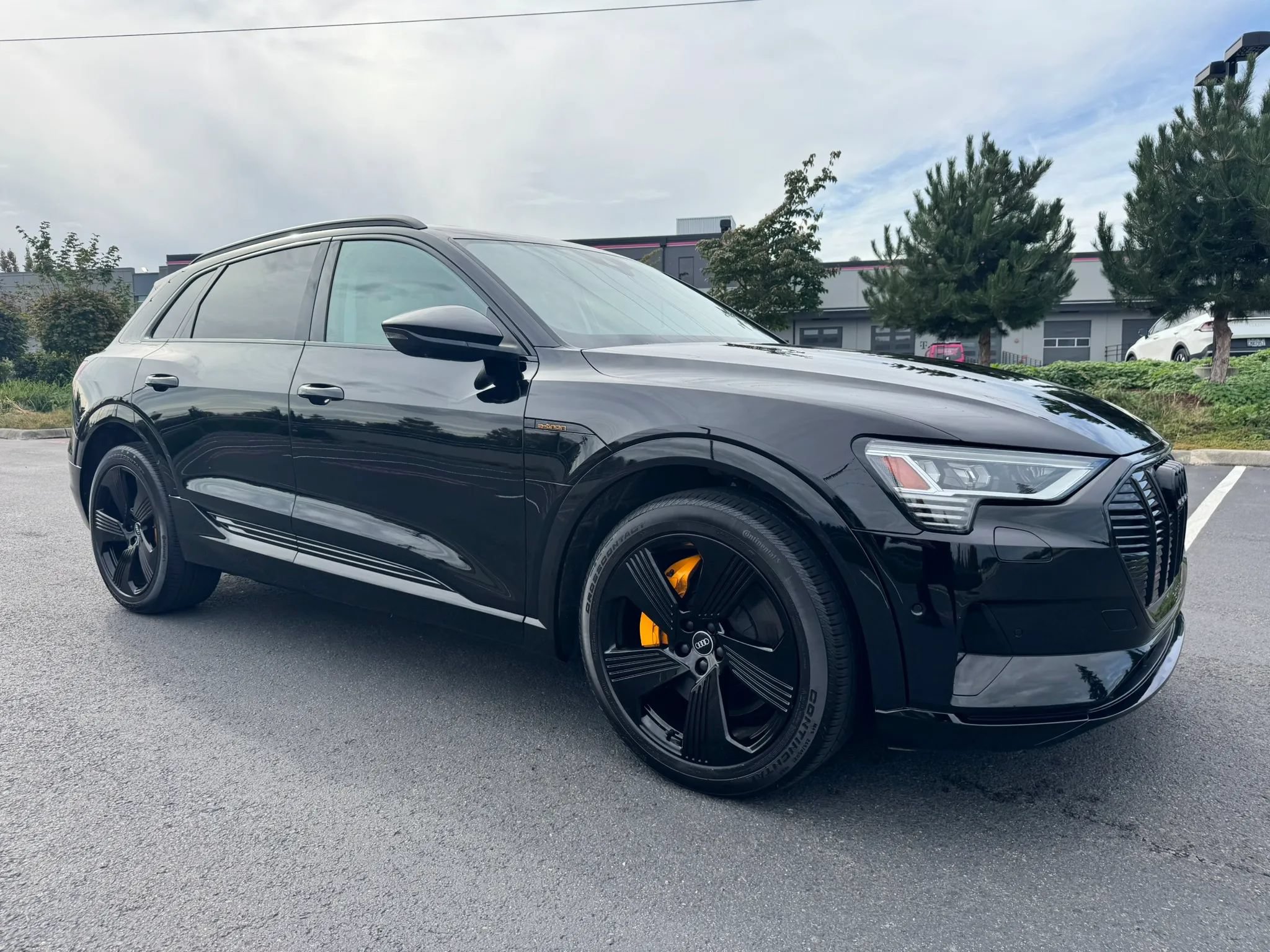 Used 2022 Audi e-tron Premium Plus w/ Premium Plus Package AWD/4WD image 1