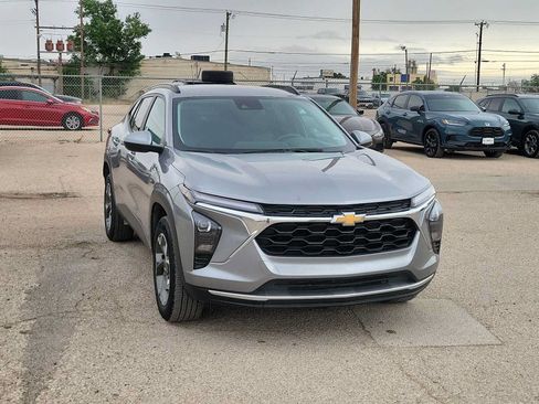 Used 2025 Chevrolet Trax LT FWD image 2