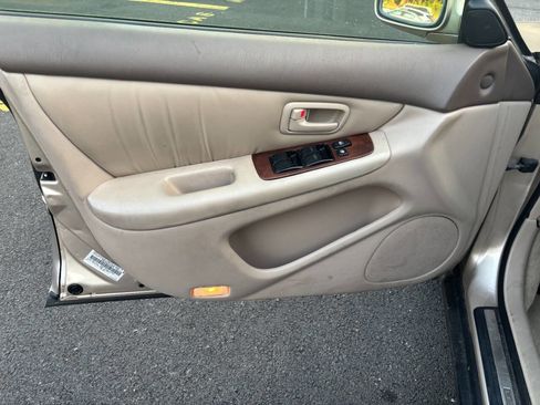 Used 2001 Lexus ES 330 FWD image 16