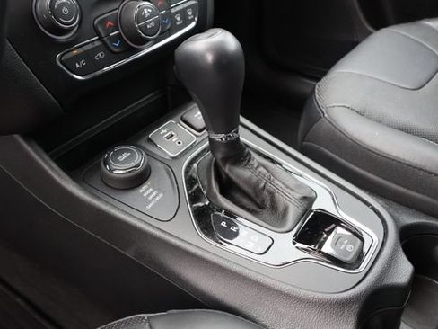 Used 2019 Jeep Cherokee Limited AWD/4WD image 12