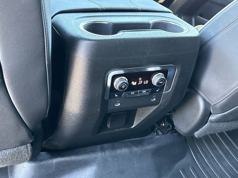 Used 2022 GMC Yukon SLT w/ SLT Premium Package image 13