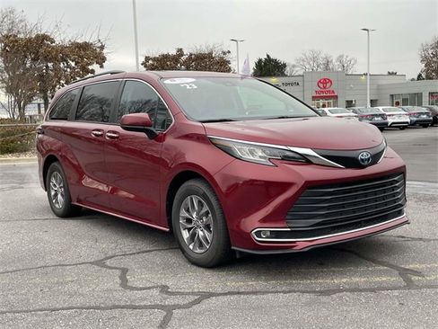 Certified 2023 Toyota Sienna XLE image 7