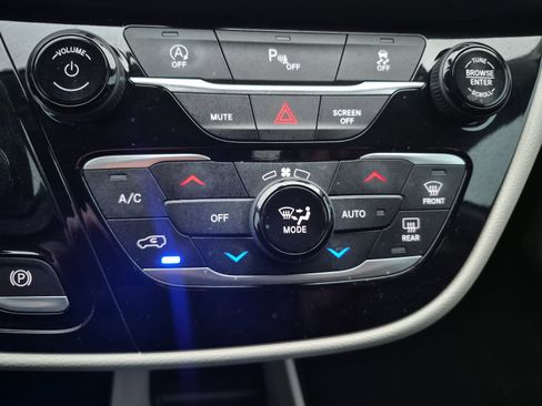 Used 2020 Chrysler Pacifica Touring-L image 18