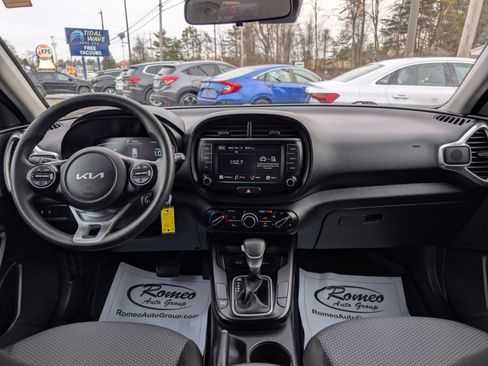 Used 2023 Kia Soul LX image 2