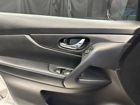 Used 2017 Nissan Rogue SV AWD/4WD image 22