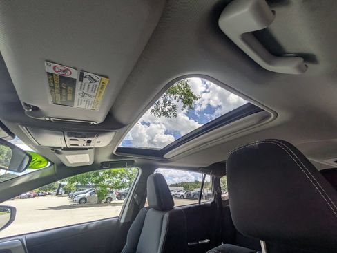 Used 2018 Toyota RAV4 XLE AWD/4WD image 19