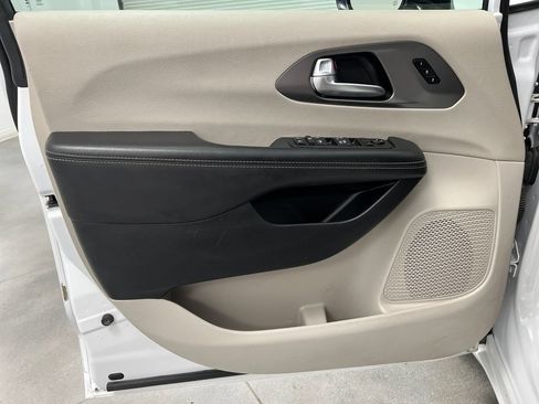 Used 2024 Chrysler Pacifica Touring-L FWD image 14