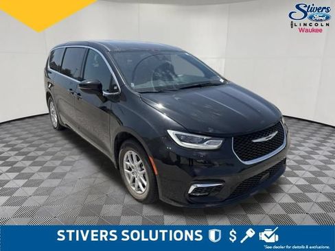 Used 2025 Chrysler Pacifica Select FWD image 3