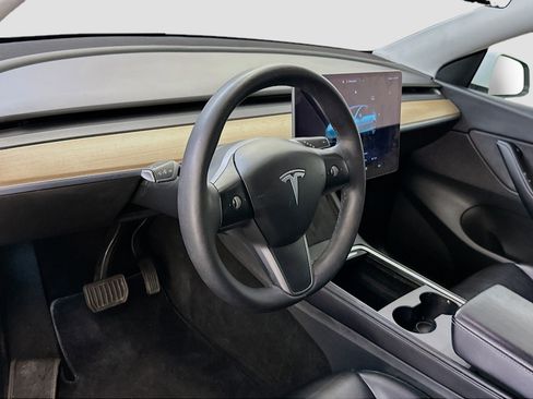 Used 2022 Tesla Model Y Long Range image 18