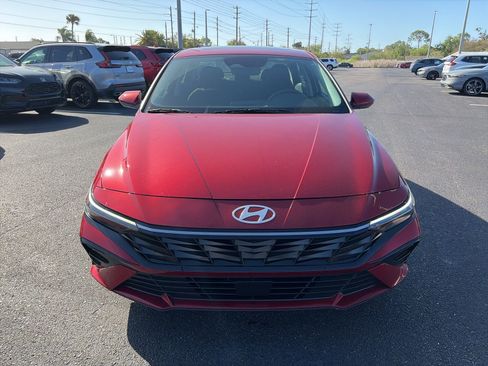 Used 2025 Hyundai Elantra SEL image 2