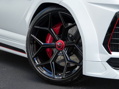 Used 2020 Lamborghini Urus AWD/4WD image 3