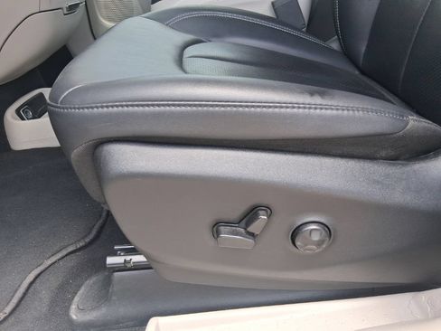 Used 2024 Chrysler Pacifica Touring-L FWD image 8