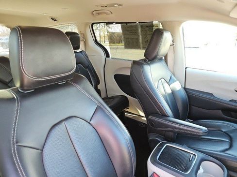 Used 2023 Chrysler Pacifica Touring-L image 12